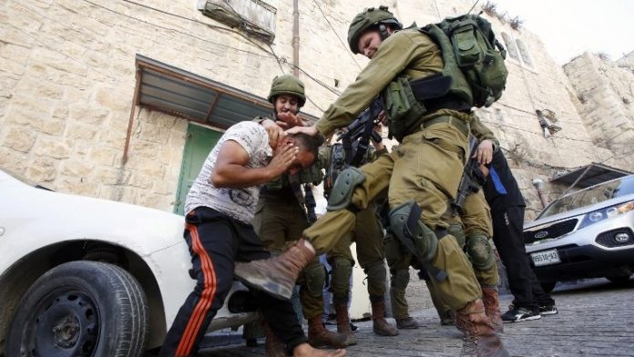 Des soldats tabassent un Palestinien pour une raison ridicule - VIDEO