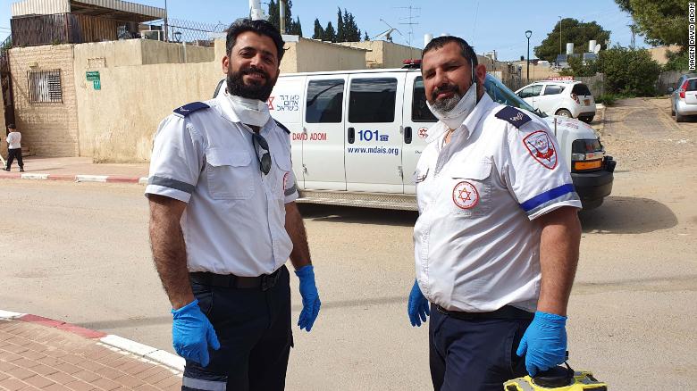 Deux ambulanciers, un juif et un musulman, prient ensemble lors de leur pause