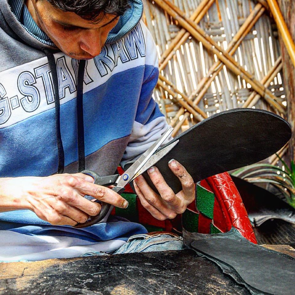 Un jeune Marocain transforme des pneus usagés en objets déco qui s’arrachent !3