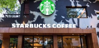 «Le café n'est pas essentiel» - les employés de Starbucks implorent la société de fermer ses boutiques