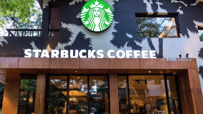 «Le café n'est pas essentiel» - les employés de Starbucks implorent la société de fermer ses boutiques