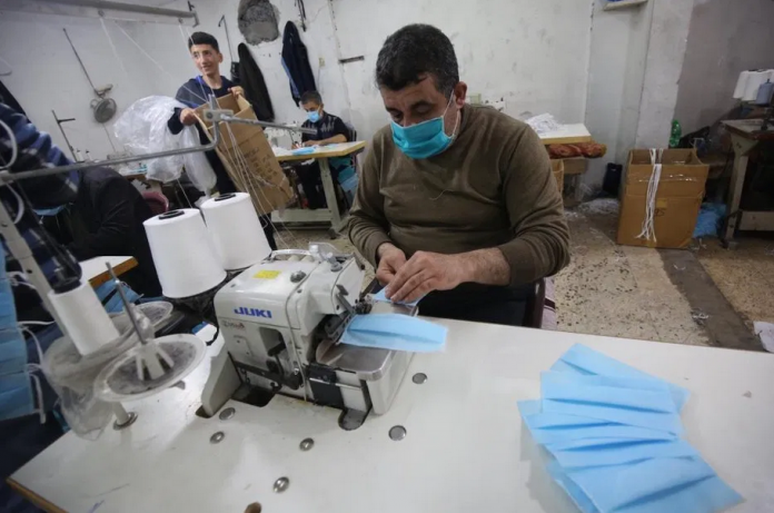 Coronavirus : Gaza fabrique des millions de masques pour l'Europe