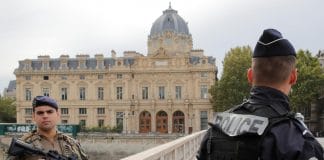 La Préfecture de police de Paris publie un document officiel contenant un symbole fasciste