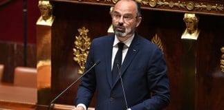 « Tel savant nous dit… » - Edouard Philippe dénigre sèchement le Professeur Raoult en public