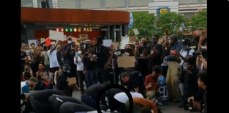 Les manifestants forment un cercle pour protéger les musulmans pendant leur prière - VIDÉO