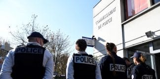 Seine-Saint-Denis : Des policiers jettent de la drogue sur un homme pour pouvoir l'interpeler