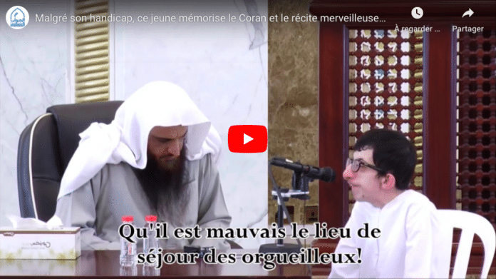 Un jeune homme handicapé récite le Noble Coran à la perfection devant Sheikh abd Razzâq al Badr