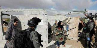 Hébron - une femme palestinienne affronte les forces israéliennes avec un bâton les empêchant de démolir sa maison