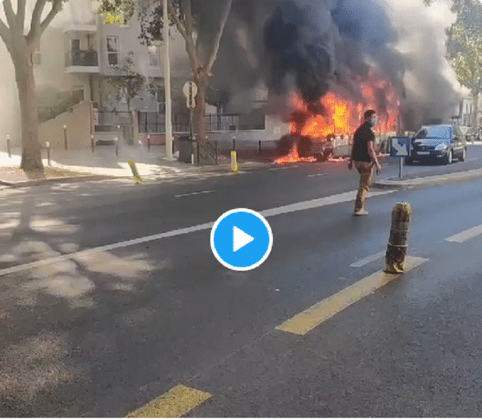 Nanterre : un bus de la RATP prend feu, une explosion entendue - VIDEO