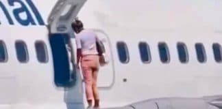 Ukraine - une femme sort d’un avion pour se promener sur l’aile de l’appareil après avoir eu « trop chaud » - VIDEO