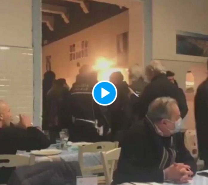 Liberté! Liberté! des clients d’un restaurant chassent les policiers venus faire respecter le confinement - VIDEO