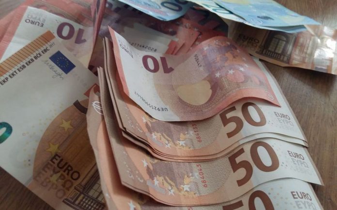 Covid-19 : une femme de 98 ans confinée chez elle découvre un pactole de 475 000 euros