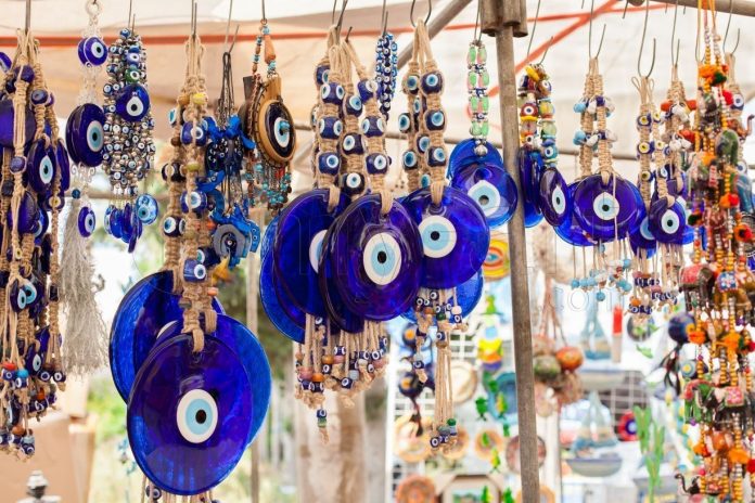 Les savants turcs condamnent l’utilisation des célèbres amulettes bleues contre « le mauvais oeil »