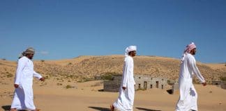 Oman : un village totalement engloutit par le sable découvert dans le désert
