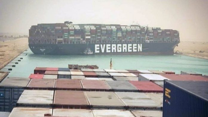 Egypte - le canal de Suez bloqué par un énorme porte-conteneur 