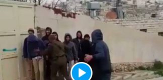 Hébron un palestinien et sa mère agressés par de jeunes colons juste pour s’amuser - VIDEO