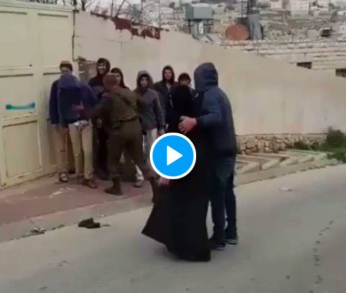 Hébron un palestinien et sa mère agressés par de jeunes colons juste pour s’amuser - VIDEO