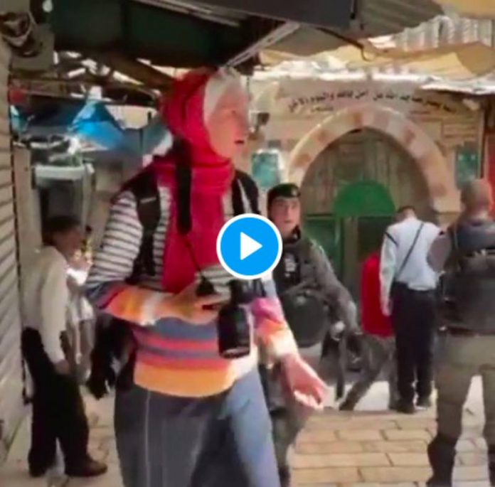 Jérusalem des soldats israéliens arrachent le voile de la journaliste Latifa Abdul Latif - VIDEO2
