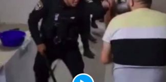 La police israélienne entre par effraction chez des Palestiniens puis les agresse violemment - VIDEO