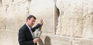 Nice - Christian Estrosi arbore le drapeau israélien sur le fronton de l’hôtel de ville2