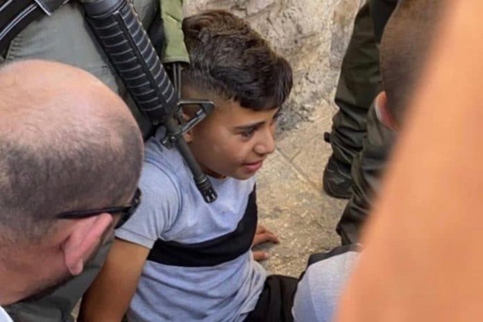 Jérusalem : la police israélienne écrase un enfant pour avoir arboré le drapeau palestinien sur son vélo - VIDEO