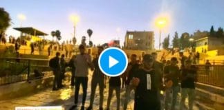 Jérusalem Des soldats israéliens agressent des Palestiniens en pleine prière du Maghreb - VIDEO