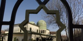 Bondy - un homme brise les vitres de la mosquée avec des trophées de sport