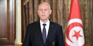 Le président tunisien limoge le Premier ministre, gèle le Parlement et s’octroie le pouvoir exécutif