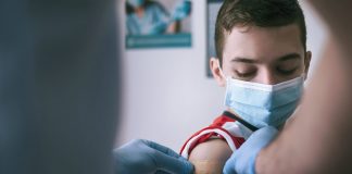 Covid-19 - un garçon de 14 ans développe une myocardite suite à la vaccination, sa mère témoigne