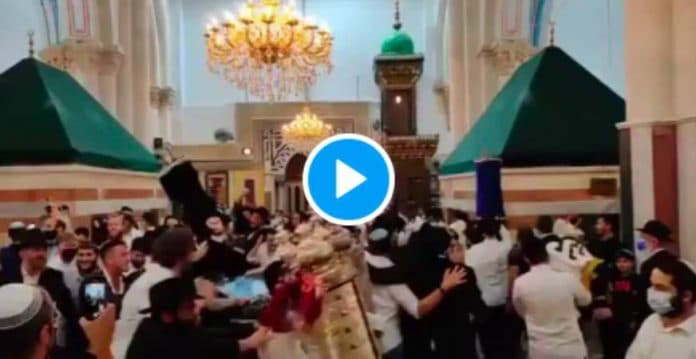 Hébron : des colons israéliens dansent dans la mosquée Al-Ibrahimi - VIDEO