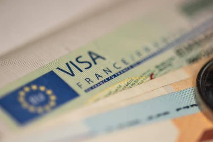 La France restreint l’obtention de visas pour les citoyens provenants du Maroc et de l’Algérie