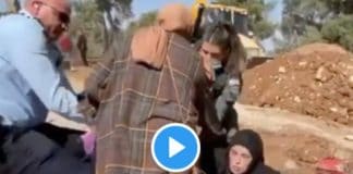 Une mère palestinienne s’accroche de toutes ses forces à la tombe de son fils - VIDEO