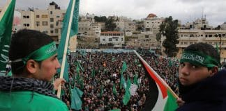 Un groupe d'étudiants du Hamas organise une exposition militaire à Gaza