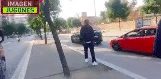 BarceloneSamuel Umtiti perd ses nerfs face à un supporter qui saute sur sa voiture - VIDEO