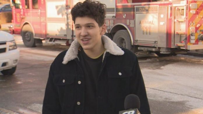 Canada - Adam Attalla, 18 ans, a sauté de toit en toit sur un immeuble en feu pour sauver 5 enfants 