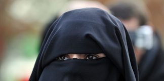 La Suisse prévoit une amende de 1000 euros pour toute personne portant le niqab4