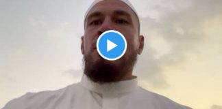 Sonny Bill Williams assiste à une salat janaza à Medine - VIDEO